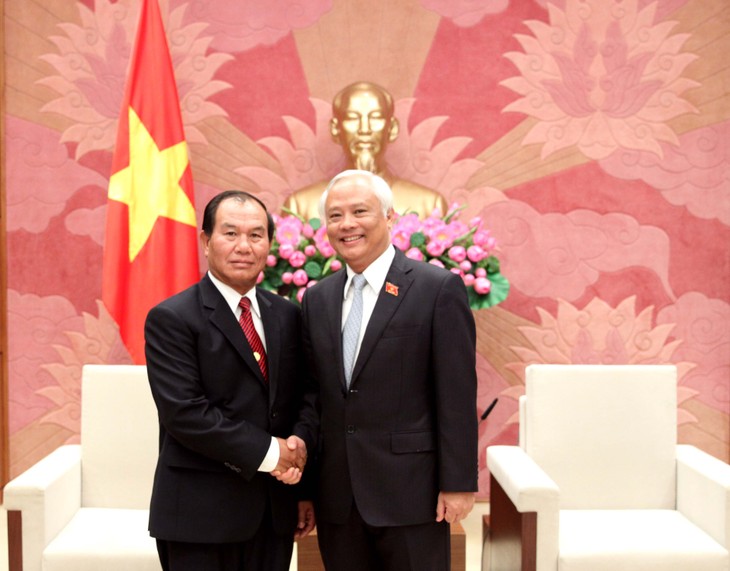 Phó Chủ tịch Quốc hội Uông Chu Lưu tiếp Bộ trưởng Bộ Tư pháp Lào Saysi Santivong - ảnh 1